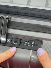 ohje matkalaukun lukkokoodin avaamiseen