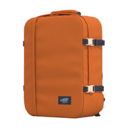 CabinZero Classic 44 L Maple Leaf -reppu viistosta oikealta