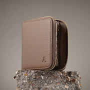 Aarni Mini clutch pieni lompakko hirvennahka hiekka nahka kulta sand