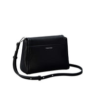 Calvin Klein Emblem Pebble musta pehmeä olkalaukku