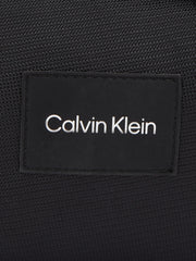 Calvin kelin kangas musta olkalaukku