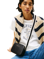 Tommy Hilfiger Logotape musta pieni kameralaukku