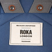 Roka London Finchley keskikokoinen reppu Burnt Blue vaaleansininen logo