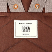 Roka London Finchley pieni reppu Chocolate ruskea logo