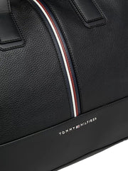 Tommy hilfiger duffle musta matkakassi nahkajäjitelma