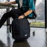 musta absolutblack CabinZero pieni matkareppu 28l reppu