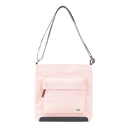 roka london sustainable nylon kennington vaaleanpunainen olkalaukku rose