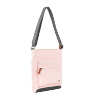 roka london sustainable vaaleanpunainen nylon kennington olkalaukku rose